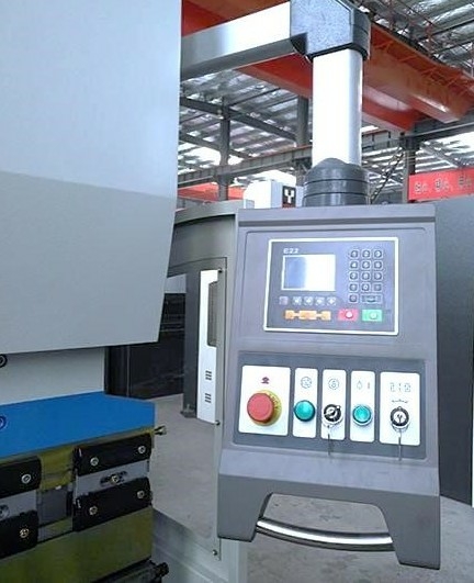 Листогибочный гидравлический пресс MetalTec HBM 40/2500 (Е22, инвертор заднего упора)