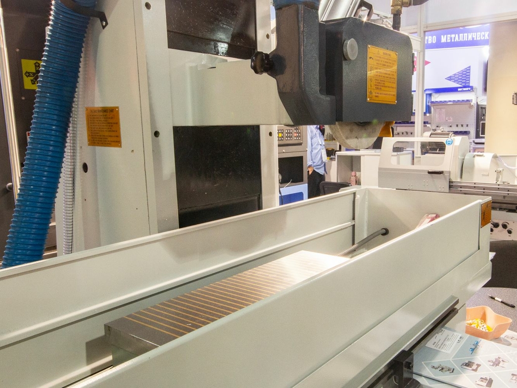 Плоскошлифовальный станок SGA2550AHD с УЦИ и системой СОЖ с сепаратором