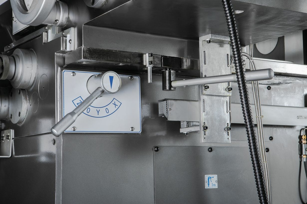 Широкоуниверсальный фрезерный станок JUM-1464VHXL DRO (50000854T)