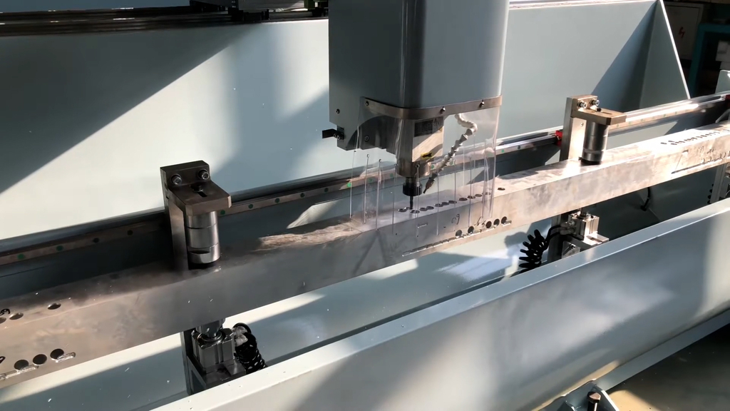 3-осевой сверлильно-фрезерный станок SKX3-CNC-3000 с ЧПУ для обработки алюминиевого профиля