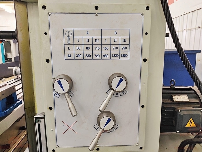 Широкоуниверсальный фрезерный станок FHU4A