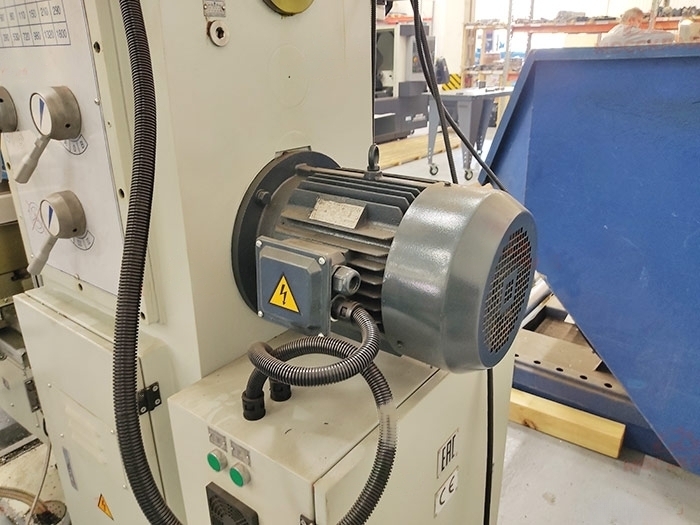 Широкоуниверсальный фрезерный станок FHU4A