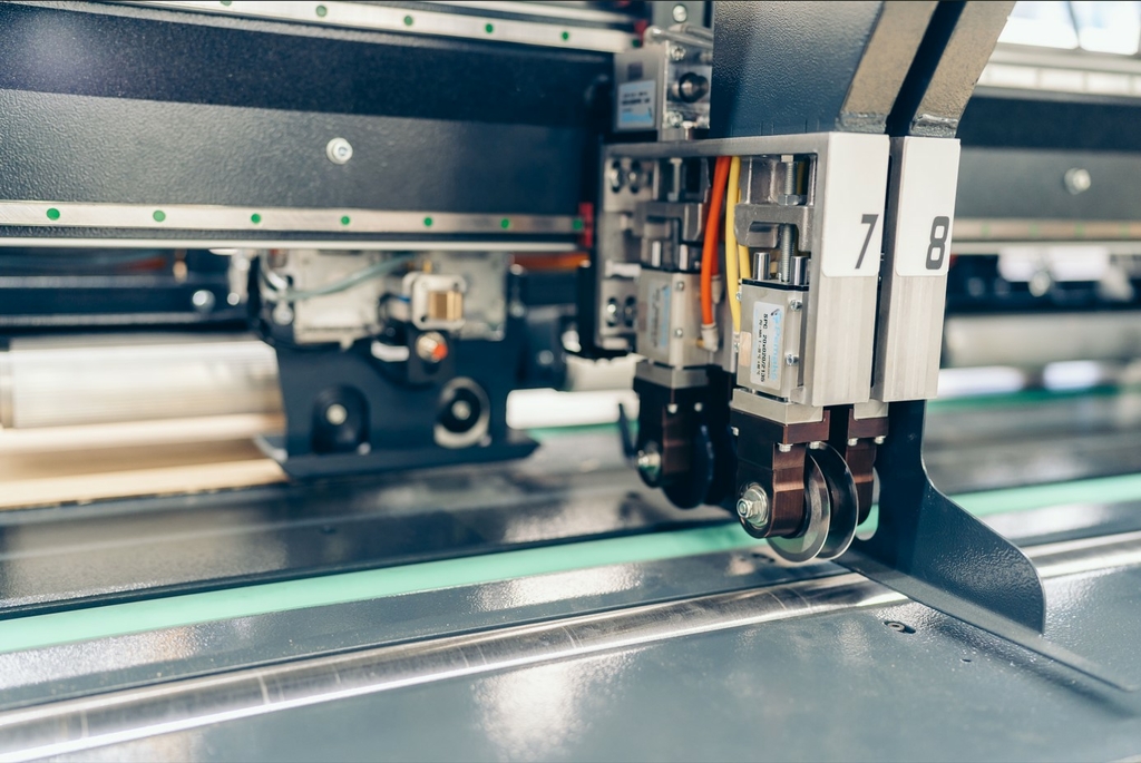 Автоматический станок для резки и рилевки картона NEOBOX 7