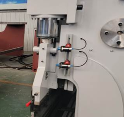 Листогибочный гидравлический пресс MetalTec HBM 125/3200M (Е22, ручная компенсация прогиба, инвертор заднего упора)