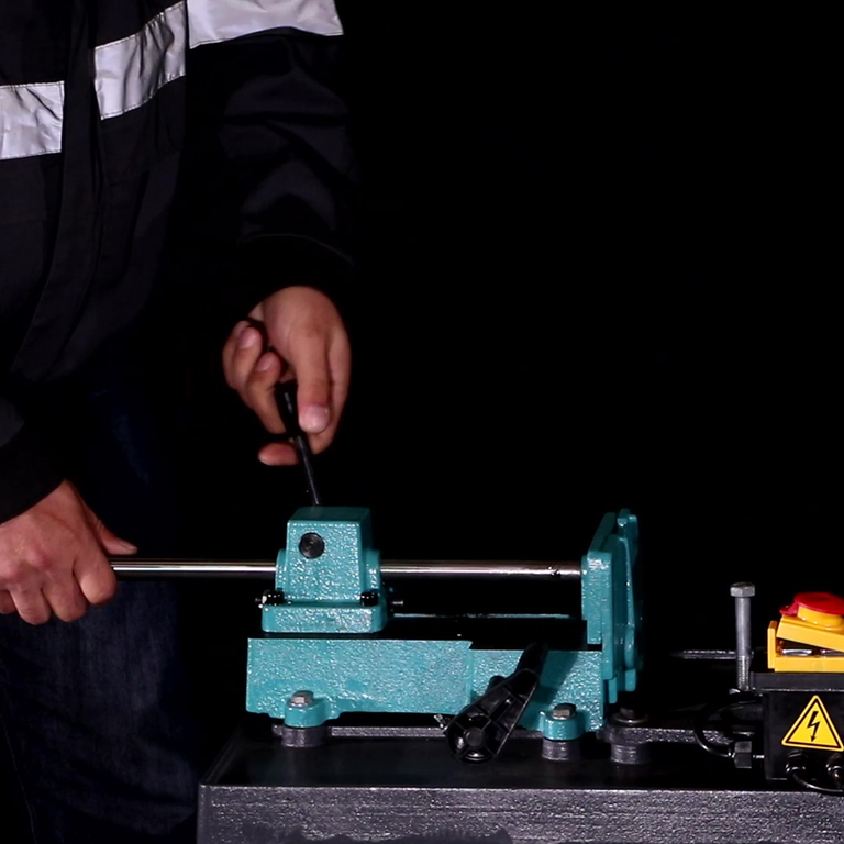 Ленточнопильный станок по металлу AURA LM-115U/220 (40115100)