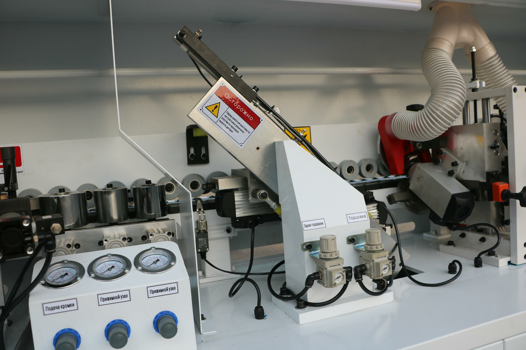 Автоматический кромкооблицовочный станок DELTAMACHINERY DM-400