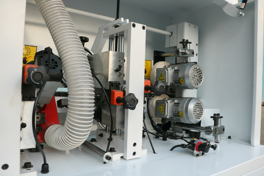 Автоматический кромкооблицовочный станок DELTAMACHINERY DM-400