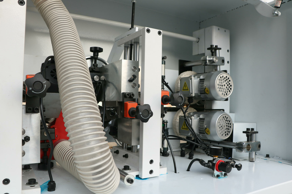 Автоматический кромкооблицовочный станок DELTAMACHINERY DM-400F