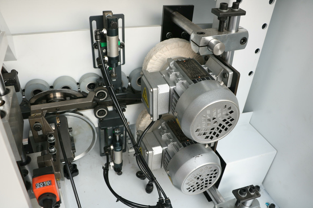 Автоматический кромкооблицовочный станок DELTAMACHINERY DM-400F