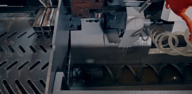 Автоматический ленточнопильный станок по металлу колонного типа IRONMAC CUT-330СHA