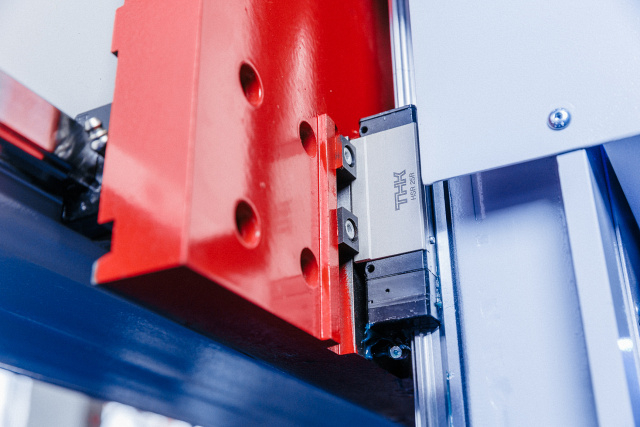 Фрезерный станок с ЧПУ Beaver 25AVLT8-Z600-RD