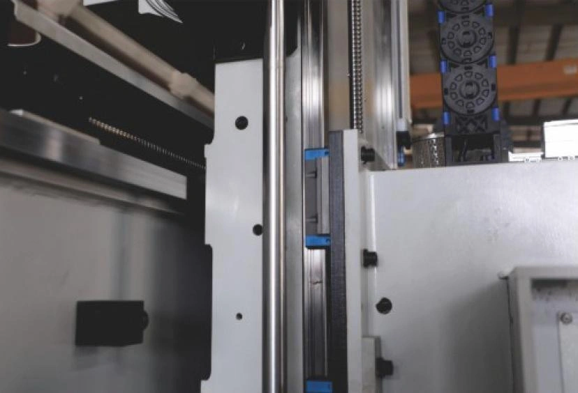 Пятиосевой обрабатывающий центр с 4 поворотными вакуумными столами JUNRAN JR-8080-4×4T