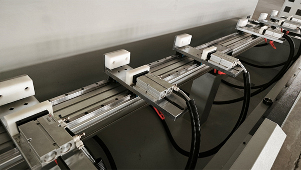 Фрезерный станок ЧПУ с двумя шпинделями и поворотным пневмостолом TM 3000-2М