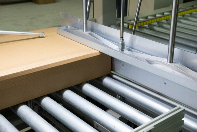 Автоматическая линия для склейки коробок из гофрокартона Intelpack 410