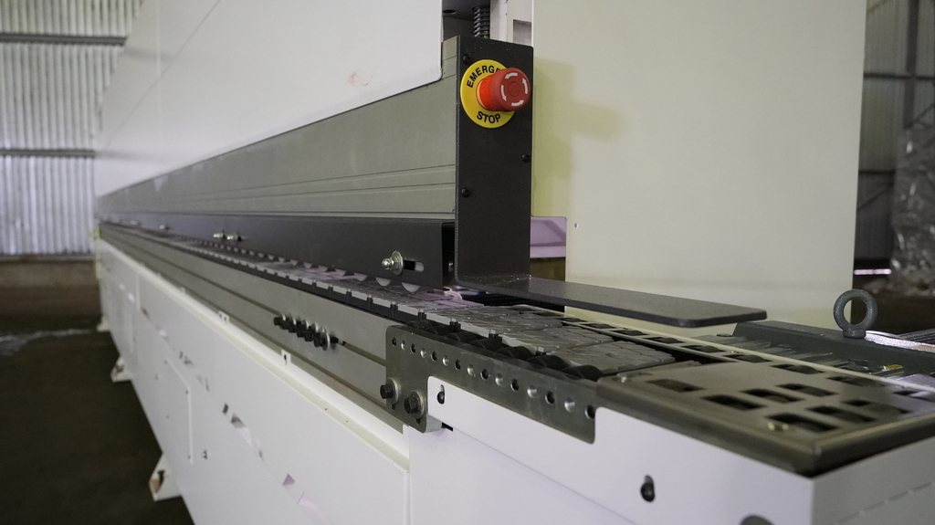 Автоматический кромкооблицовочный станок с серво-перенастройкой основных узлов ADVANTAGE 5000RF SERVO