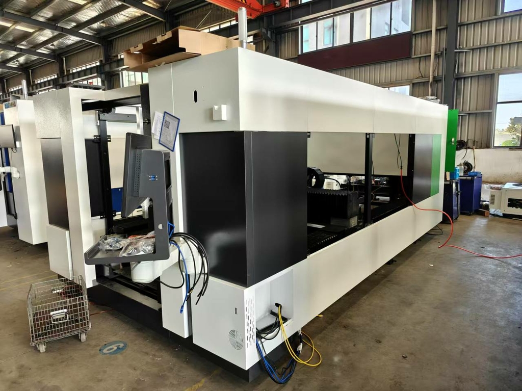 Кабинетный станок для лазерной резки листового металла INTERLASER PRO C3015 6000