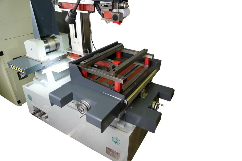 Электроэрозионный проволочно-вырезной станок с ЧПУ струйного типа серии Metal Master DK7745M DRO (Многопроходный)