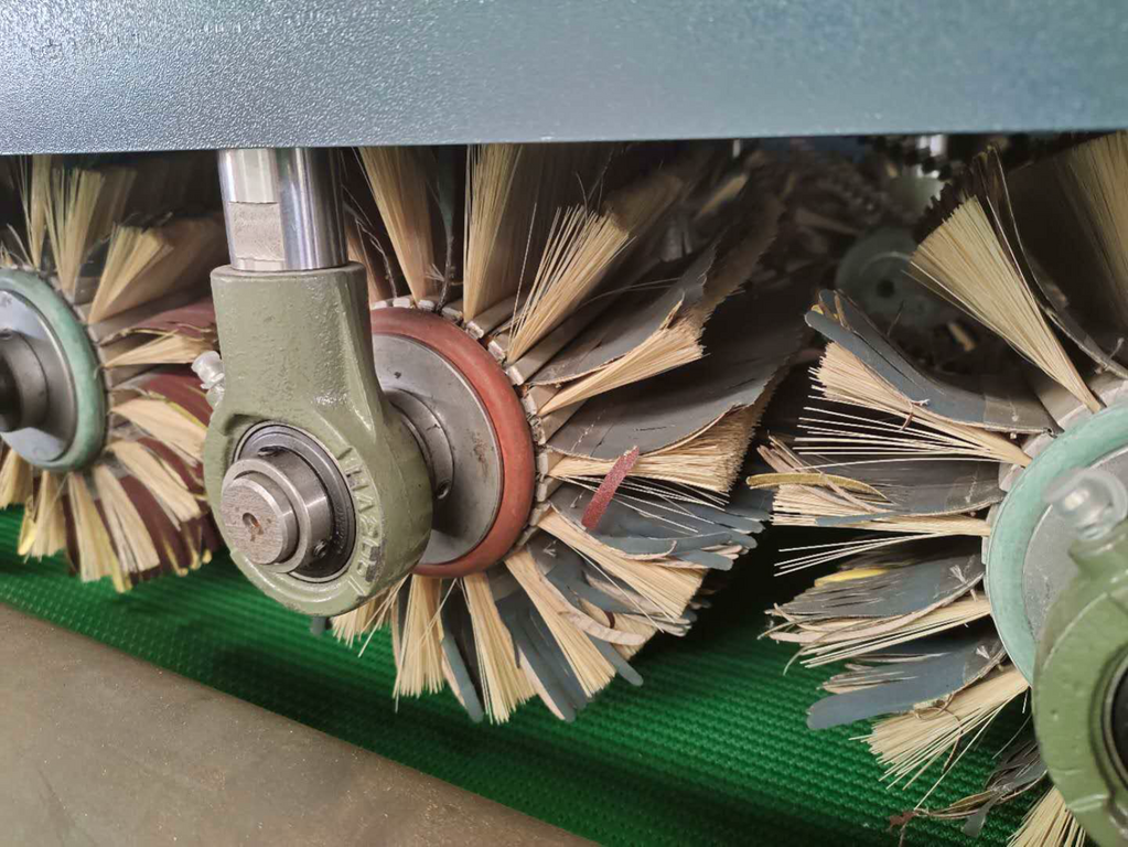 Рельефно-шлифовальный станок DELTAMACHINERY DM-RS1300-6