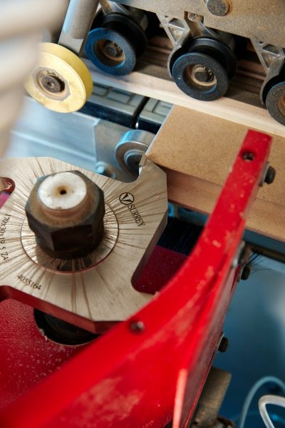 Автоматический кромко-шлифовальный станок KDT S-К1S2J2W2-S