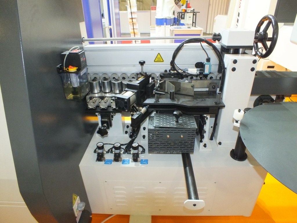 Кромкооблицовочный станок Ltt НН504