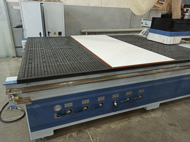 Фрезерный обрабатывающий центр с ЧПУ с автоматическим толкателем Beaver i-NEST BH PRO TPA