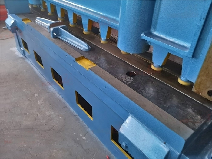 Гильотина с электроприводом Q11 16x2500