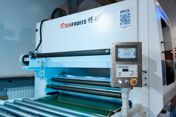 Линия вальцовой покраски RICHFRUITS с текстурированием поверхности пленкой по технологии Inert coating
