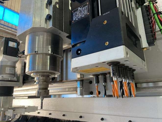 Обрабатывающий центр с ЧПУ HOLD HE710EBSCP