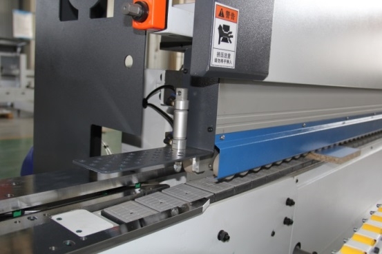 Кромкооблицовочный автоматический станок BJD F732JSR-Z