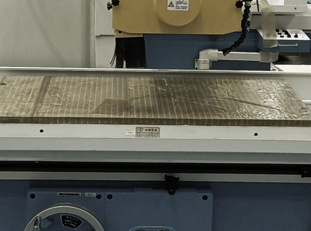 Плоскошлифовальный станок с контроллером (PLC) UNIVEQ USG 32100NC2