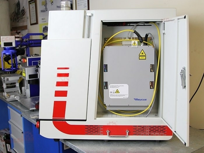 Лазерный маркиратор в защитной кабине 50W (излучатель MAX)