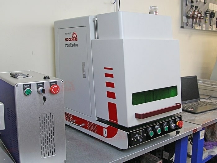 Лазерный маркиратор в защитной кабине 50W (излучатель MAX)