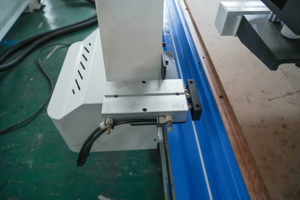 Фрезерный станок с ЧПУ JIYU CH1-12