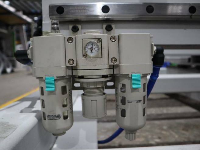 Проходной обрабатывающий центр с ЧПУ для фрезерования отверстий в дверных полотнах и коробках под замок и петли HOLD HMD2202