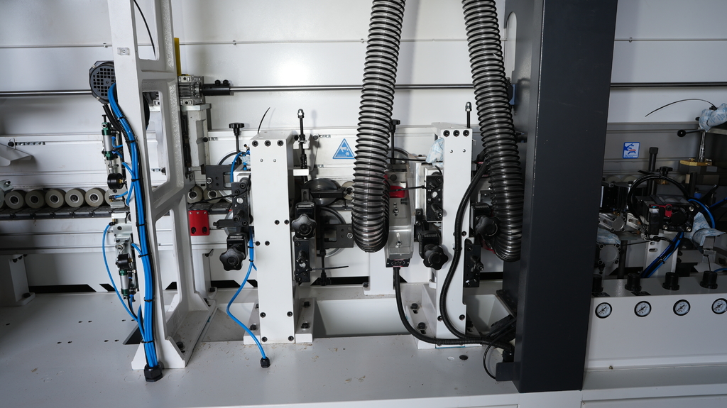 Автоматический кромкооблицовочный станок с серво-перенастройкой основных узлов ADVANTAGE 5000RF SERVO