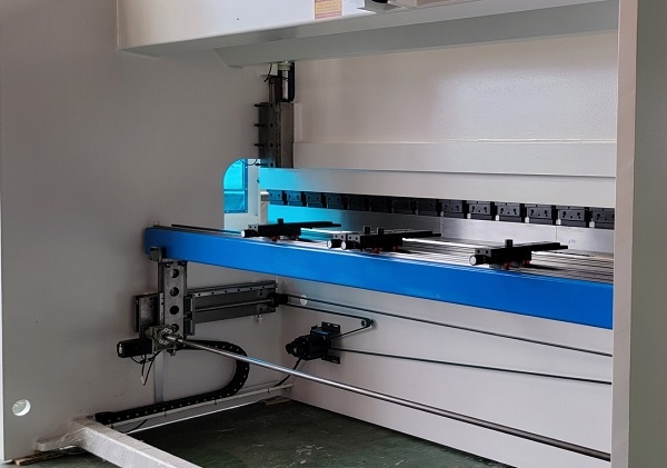 Листогибочный гидравлический пресс с ЧПУ TP10S MetalTec HBM 125/3200C