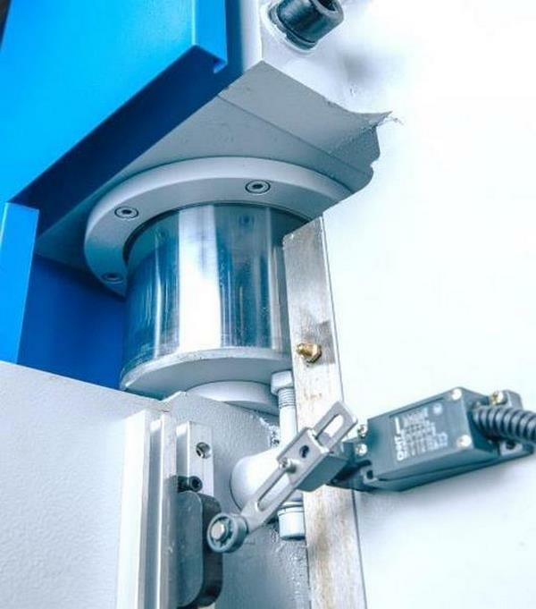 Листогибочный гидравлический пресс MetalTec HBM 125/3200M (Е22, ручная компенсация прогиба, инвертор заднего упора)