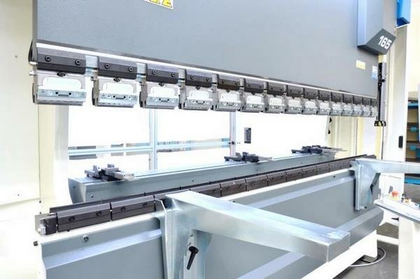 Листогибочный гидравлический пресс MetalTec HBM 125/3200M (Е22, ручная компенсация прогиба, инвертор заднего упора)