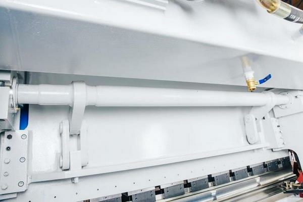 Листогибочный гидравлический пресс MetalTec HBM 125/3200M (Е22, ручная компенсация прогиба, инвертор заднего упора)