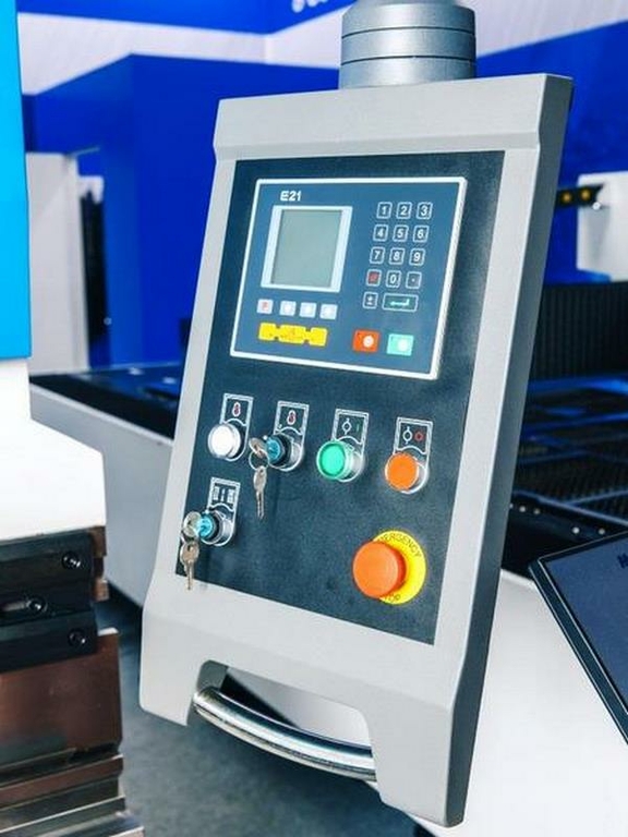 Листогибочный гидравлический пресс MetalTec HBM 125/3200M (Е22, ручная компенсация прогиба, инвертор заднего упора)