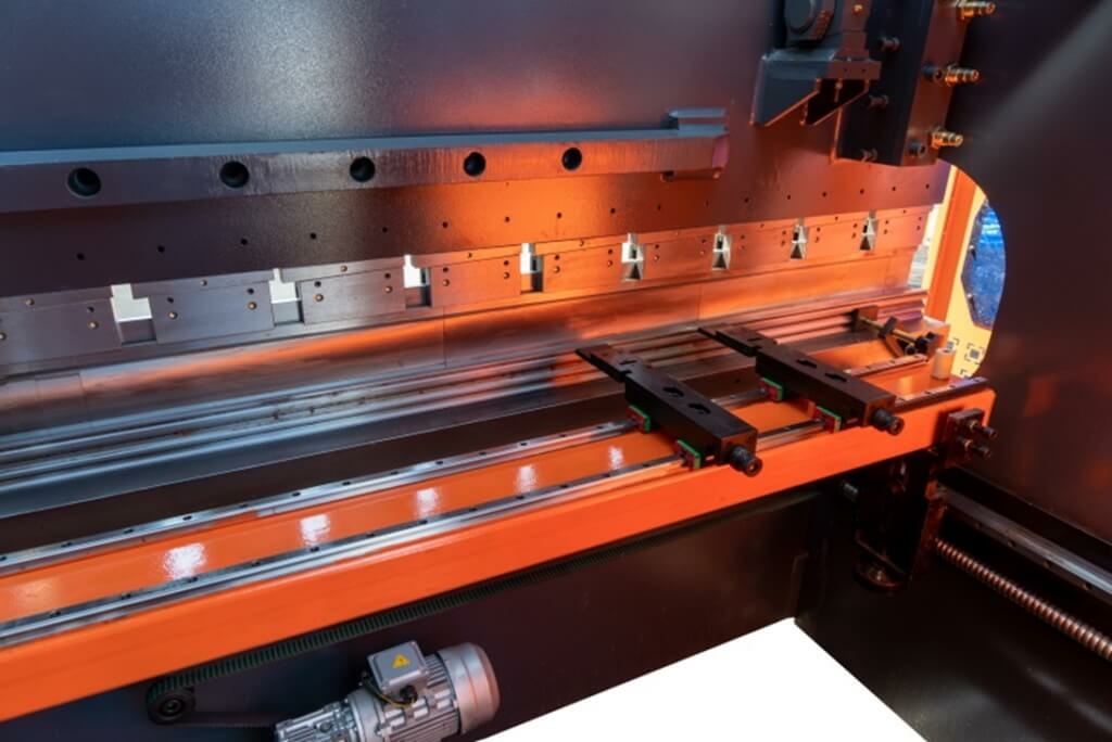 Гидравлический листогибочный пресс Metal Master HPJ 1640 D Sensor