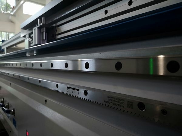 Обрабатывающий центр с ЧПУ KDT KN-3713DE