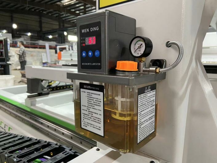 Форматно-обрезной центр с ЧПУ для дверных полотен HOLD HV321