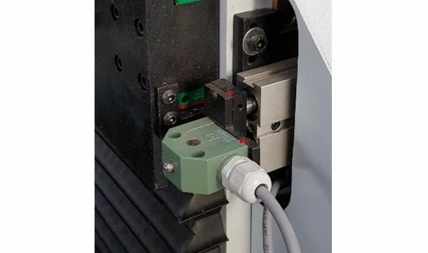 Обрабатывающий центр с ЧПУ Yuetong MDK252D