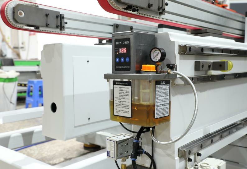 Проходной обрабатывающий центр с ЧПУ для фрезерования отверстий в дверных полотнах и коробках под замок и петли HOLD HMD2202