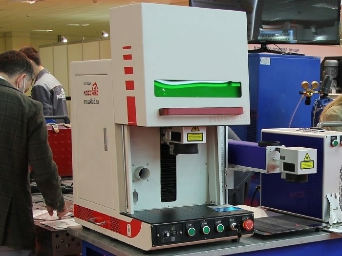 Лазерный маркиратор в защитной кабине 20W (излучатель Raycus)