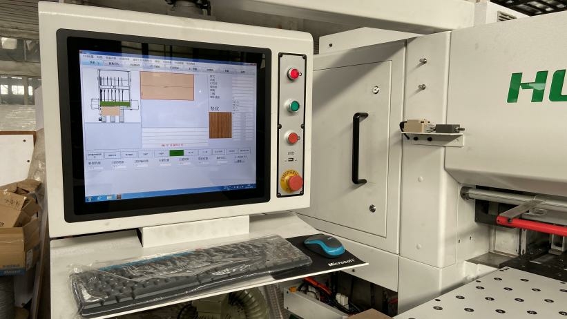 Форматно-раскроечный центр с ЧПУ HOLD HP330L