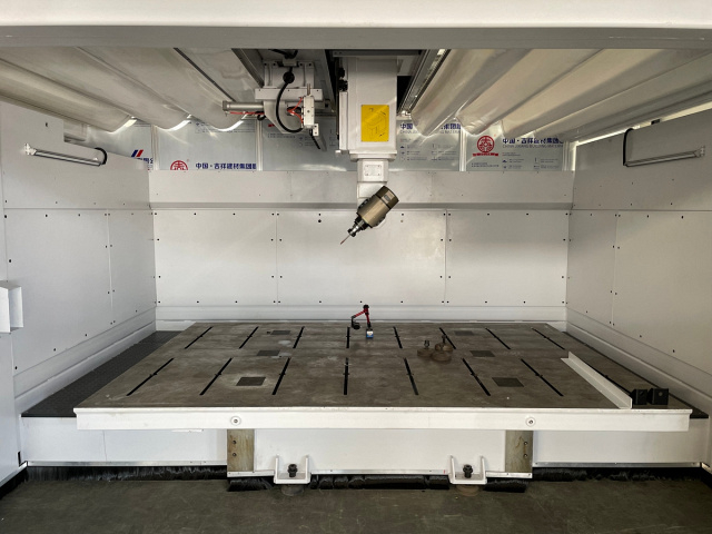 Пятиосевой обрабатывающий центр с ЧПУ QUADRO DEFENDER 3020