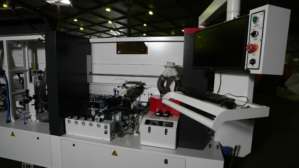 Автоматический кромкооблицовочный станок с серво-перенастройкой основных узлов ADVANTAGE 5000RF SERVO