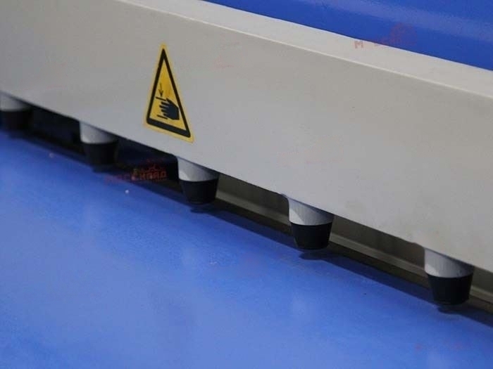 Гильотина с электроприводом Q11 2x2000